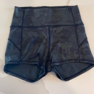 Lululemon shorts green camo 2.5"
